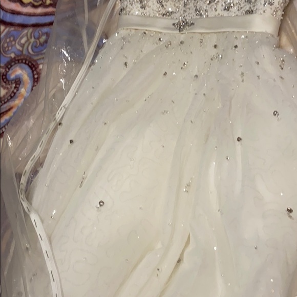 Wedding dress - Picture 3 of 8